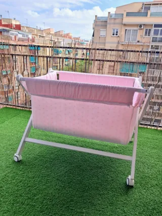 MINICUNA DE MADERA EN COLOR BLANCO CON RUEDAS