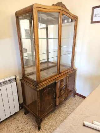 Mueble vitrina antiguo en madera y cristal