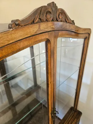 Mueble vitrina antiguo en madera y cristal