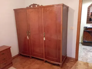 Armario antiguo de madera