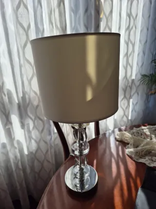 Lámpara de mesa moderna cristal y metal