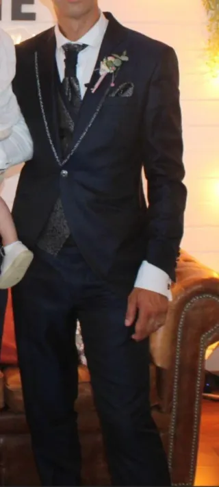 Traje de novio azul marino