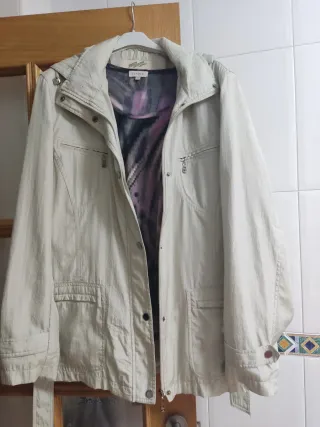 Parka de verano beige con regalo de camiseta 