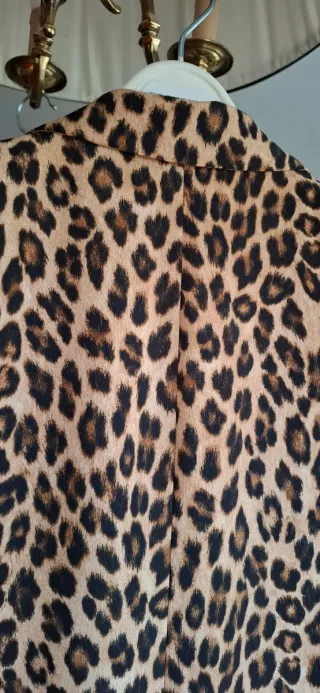 Americana con estampado de leopardo