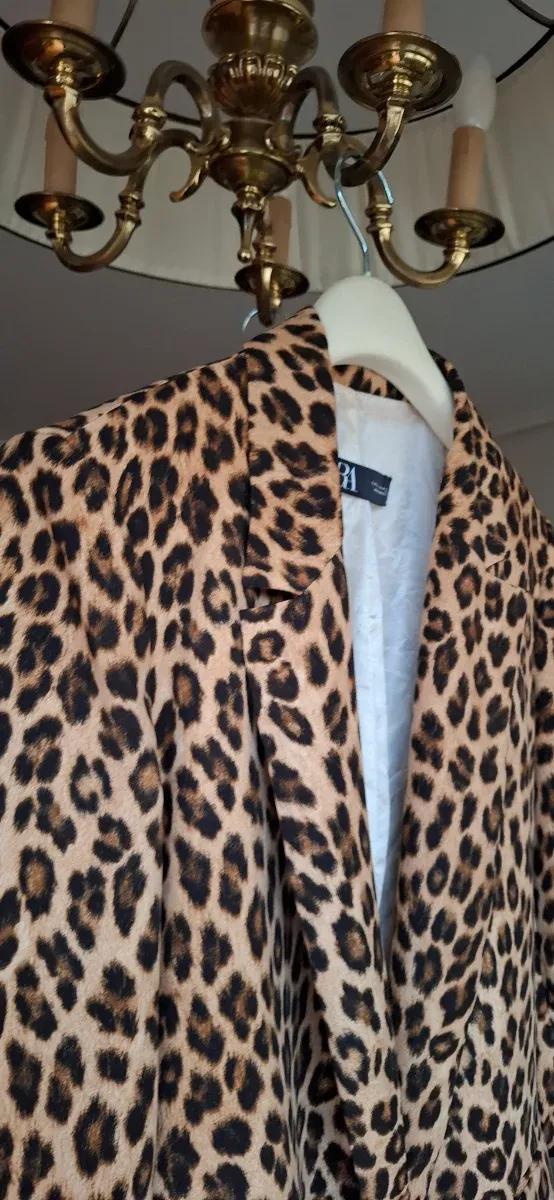 Americana con estampado de leopardo