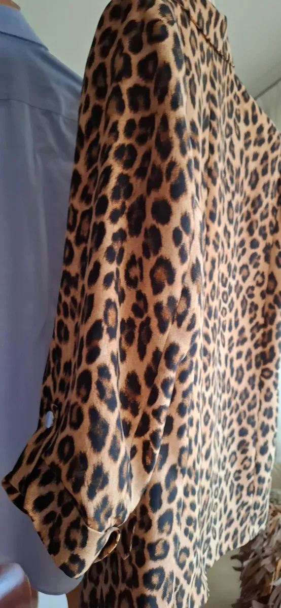 Americana con estampado de leopardo