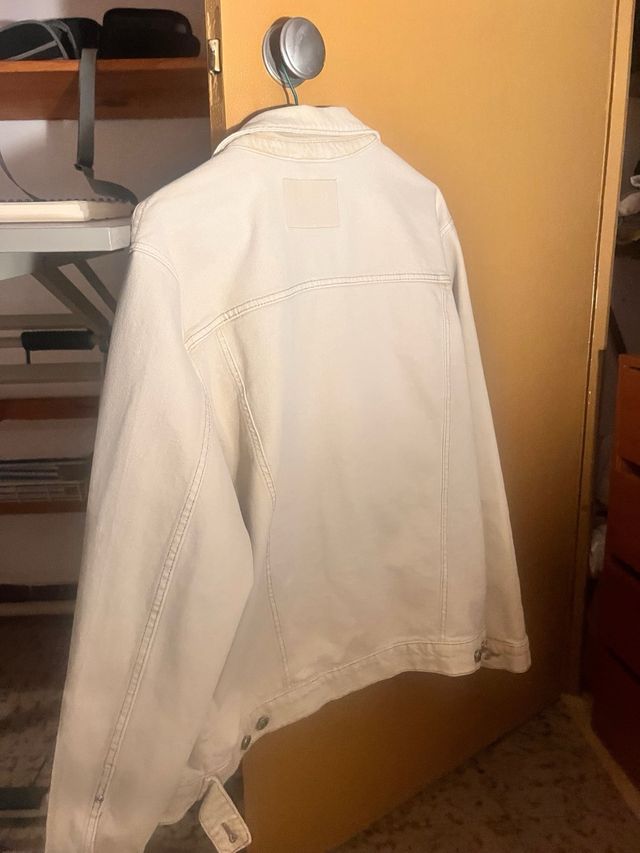 Chaqueta vaquera Pull&Bear color arena