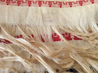 Toalla antigua roja y marfil con flecos