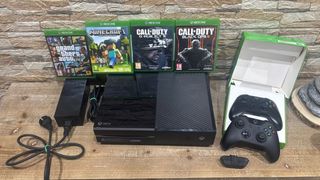 Xbox One con 2 mandos y 4 juegos