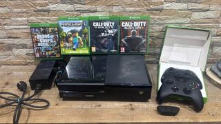 Xbox One con 2 mandos y 4 juegos