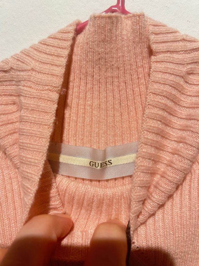 Jersey Guess sin mangas cuello alto rosa