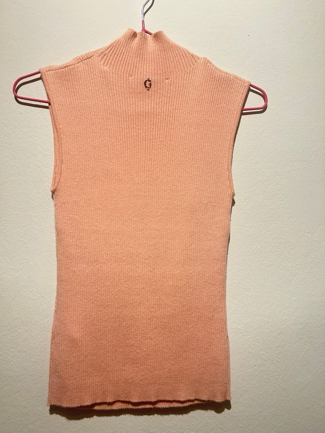 Jersey Guess sin mangas cuello alto rosa