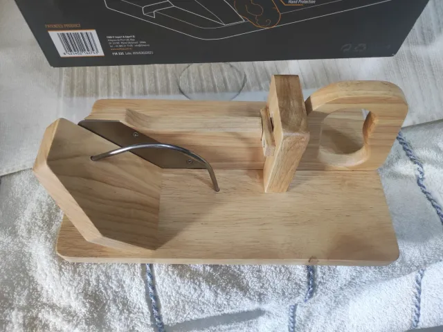 Tagliapane e salsiccia in legno