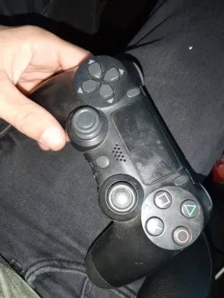 PS4 1TB Negra + Mando Original