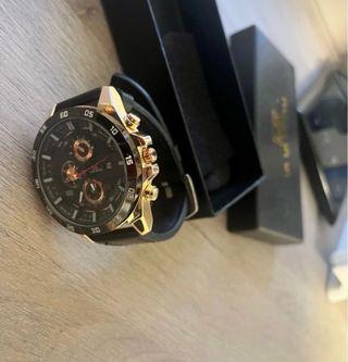 Reloj moderno negro y dorado