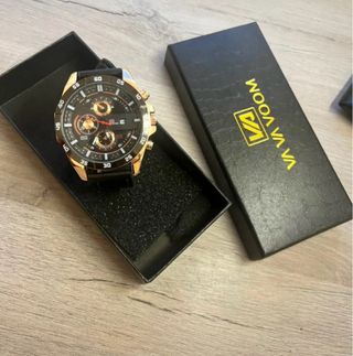 Reloj moderno negro y dorado
