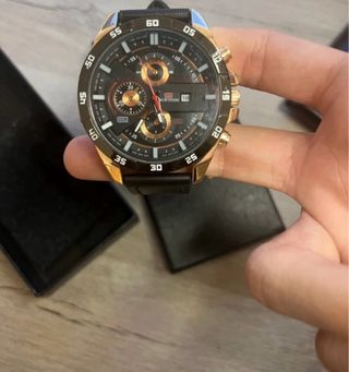 Reloj moderno negro y dorado