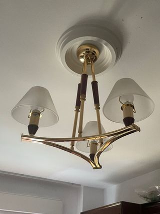 Lámpara de techo dorada y madera