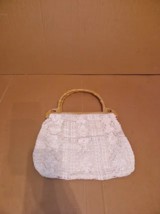 Bolso de ganchillo beige y blanco