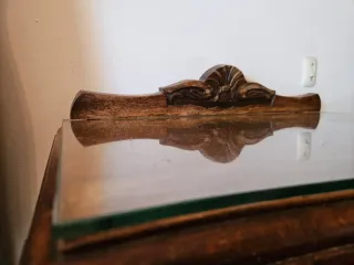 Comodini antichi in legno e vetro