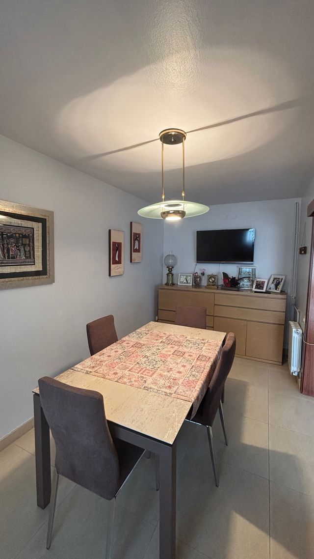 Lámpara de comedor dorada y transparente