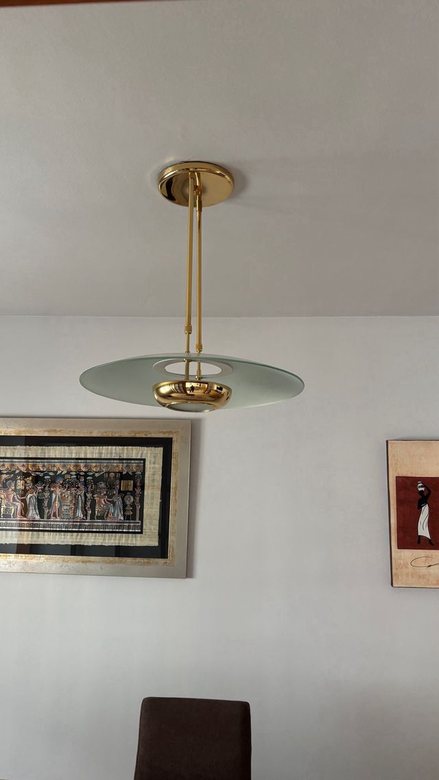 Lámpara de comedor dorada y transparente