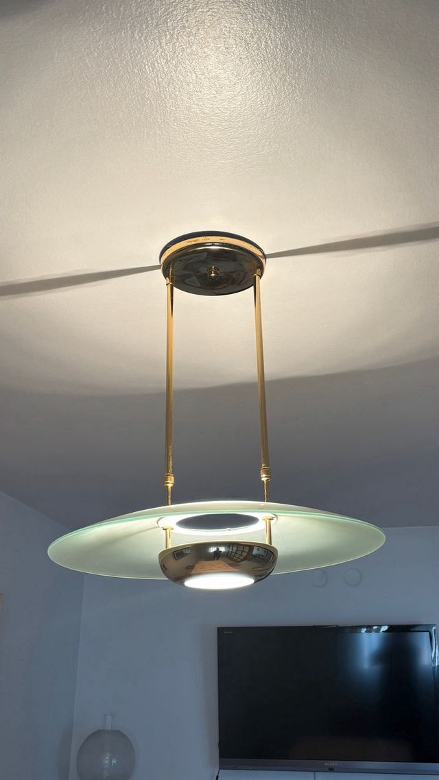 Lámpara de comedor dorada y transparente