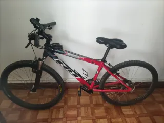 Bicicleta de Montaña Roja y Negra