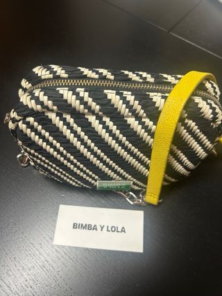 Bolso Bimba y Lola bandolera negro y blanco. 