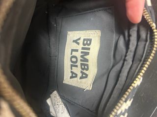 Bolso Bimba y Lola bandolera negro y blanco. 