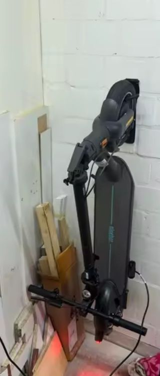 Colgador pared patinete eléctrico