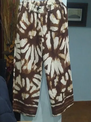 Pantalón ancho estampado marrón y beige