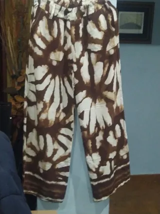 Pantalón ancho estampado marrón y beige