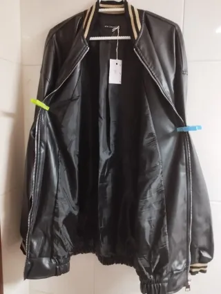 Estupenda bomber de cuero para mujer