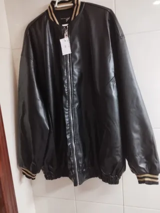 Estupenda bomber de cuero para mujer