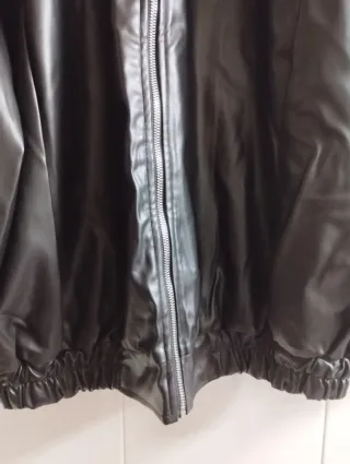 Estupenda bomber de cuero para mujer