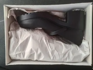 Zapatos de tacón negros sin estrenar