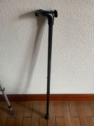 Bastón negro con mango ergonómico regulable