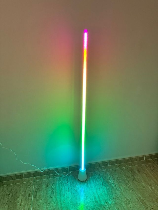 Lámpara LED RGB de pie