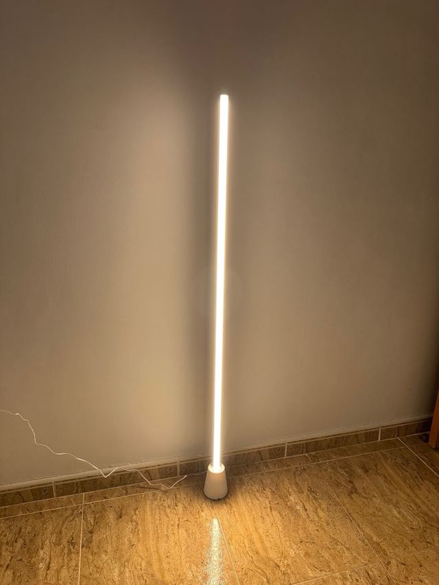 Lámpara LED RGB de pie