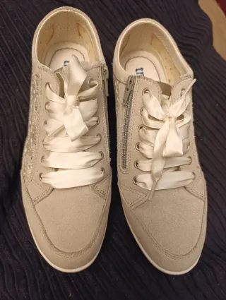 Zapatillas cuña Trivict beige y plateadas