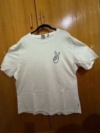 Camiseta blanca con estampado de mano