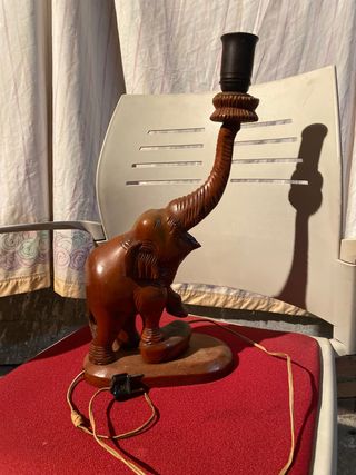 Lámpara de mesa elefante de madera