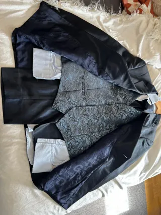Traje de vestir negro con chaleco estampado