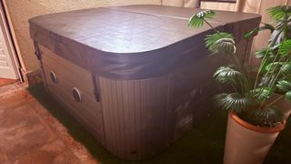 Jacuzzi gris casi nuevo