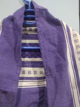 Mantón morado y blanco estampado