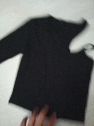 Blusa negra hombro descubierto Talla S