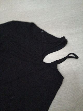 Blusa negra hombro descubierto Talla S