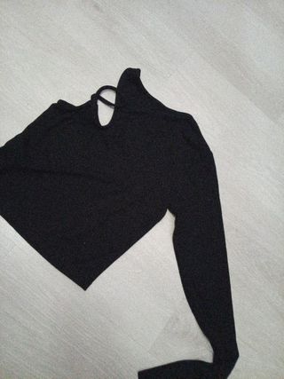 Blusa negra hombro descubierto Talla S