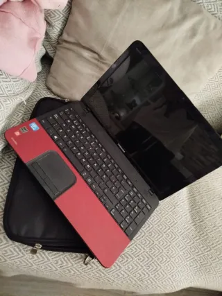Ordenador Toshiba Rojo y Negro. 